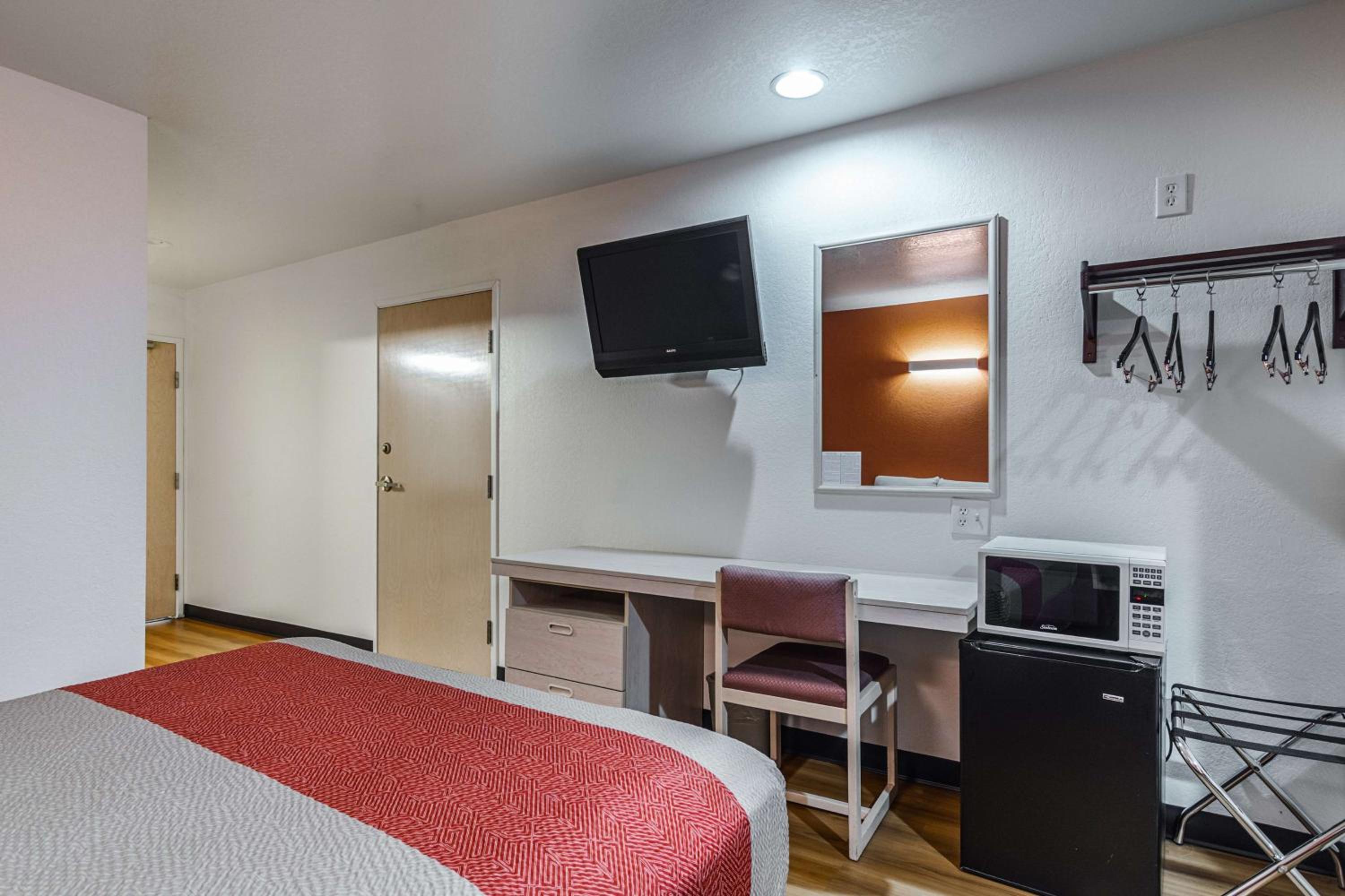 غرفة بسرير كوين للمدخنين، Motel6 McAlester, OK 6/10