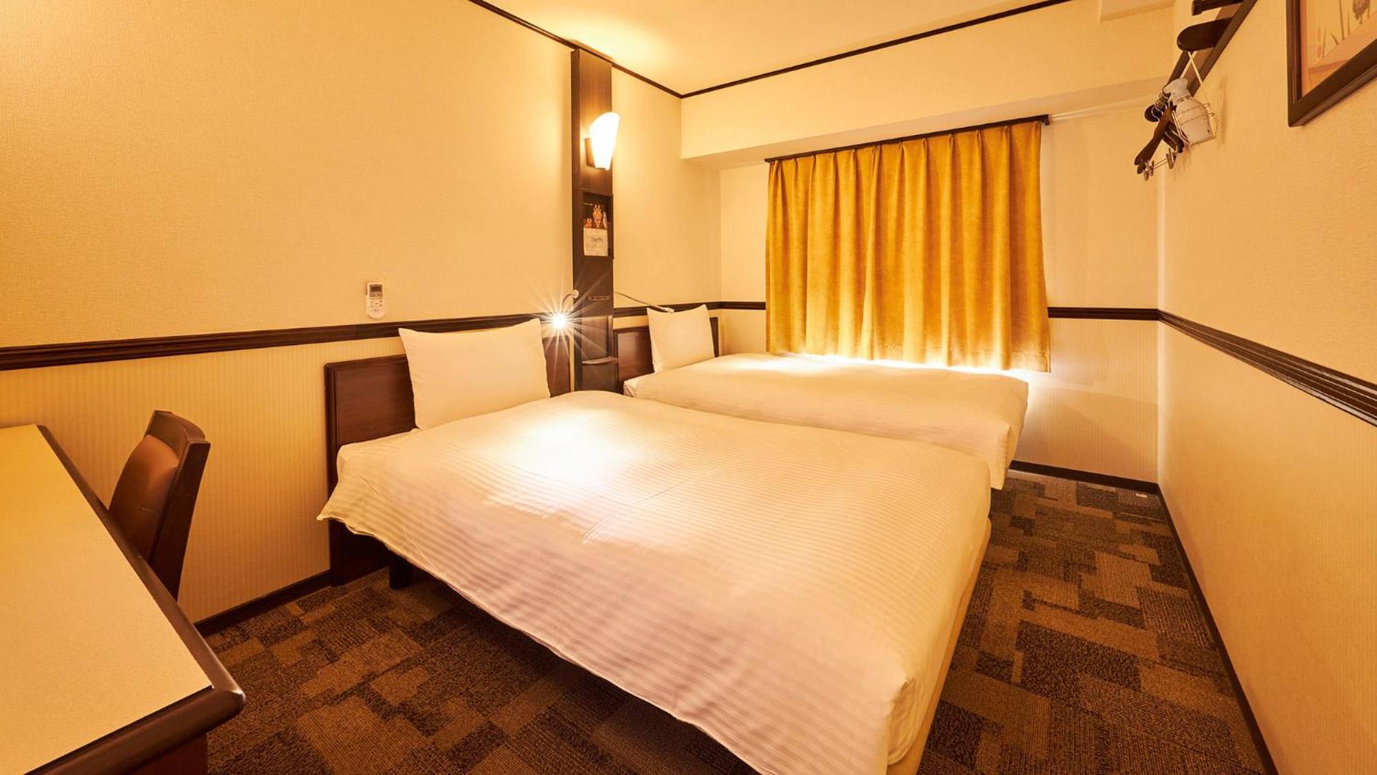 غرفة بسريرين منفصلين للمدخنين، TOYOKO INN KINTETSU YOKKAICHI-EKI KITAGUCHI 3/5