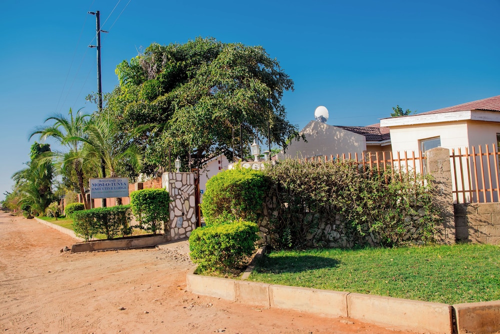 Mosi-O-Tunya Executive Lodge 20/27