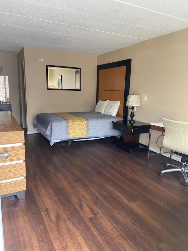 APM Inn & Suites 25/54