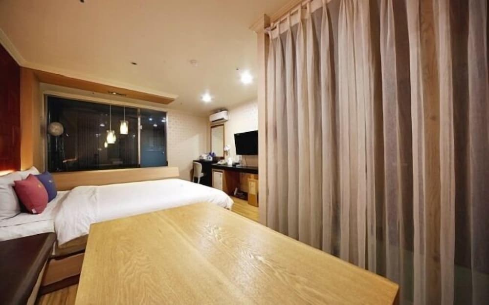 Central Hotel 21/46