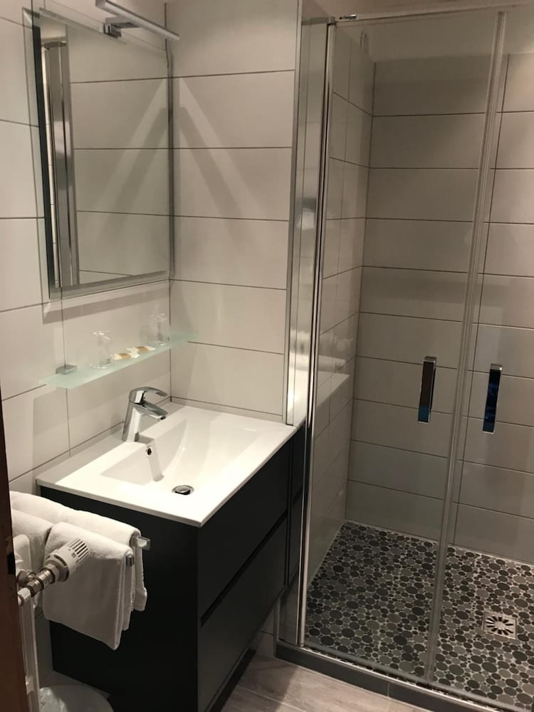HOTEL AUX TROIS ROSES 53/54