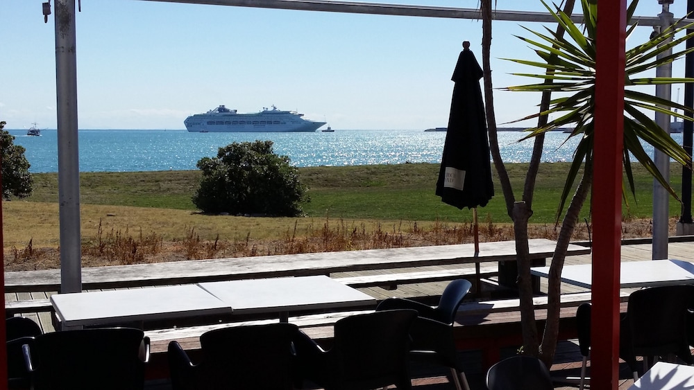 East Pier Hotel 21/26