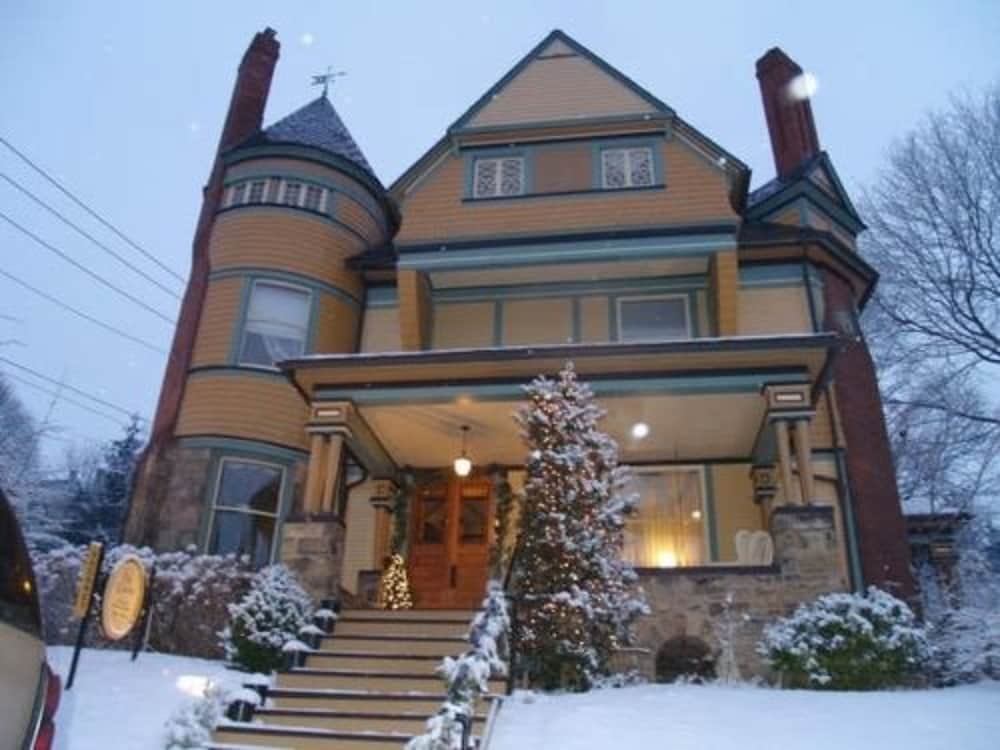 The Queen, A Victorian Bed and Breakfast 4/74