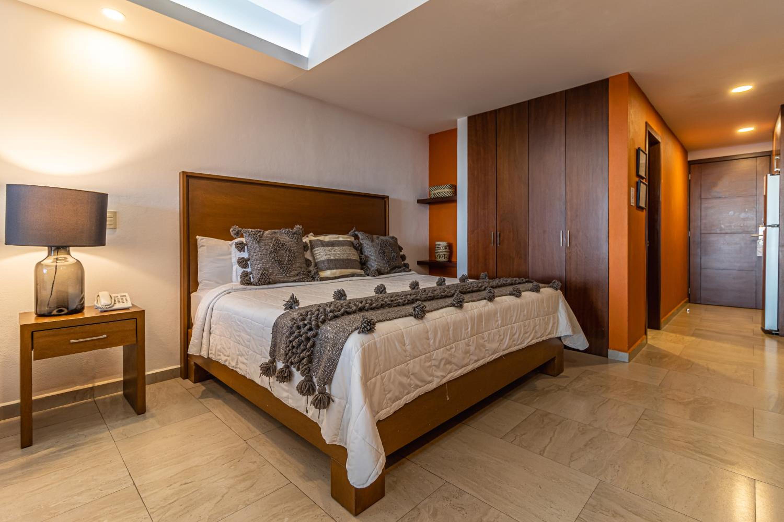 Grand, Pacific, Deluxe, Suite, King Bed, with View