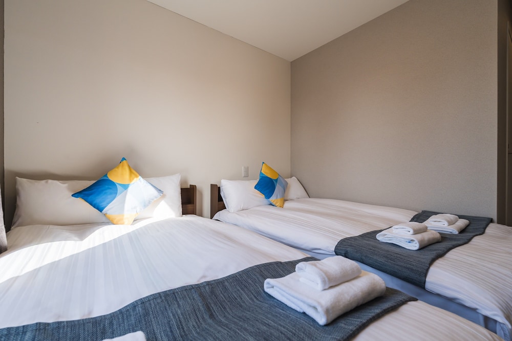 ROOM, QUADRUPLE