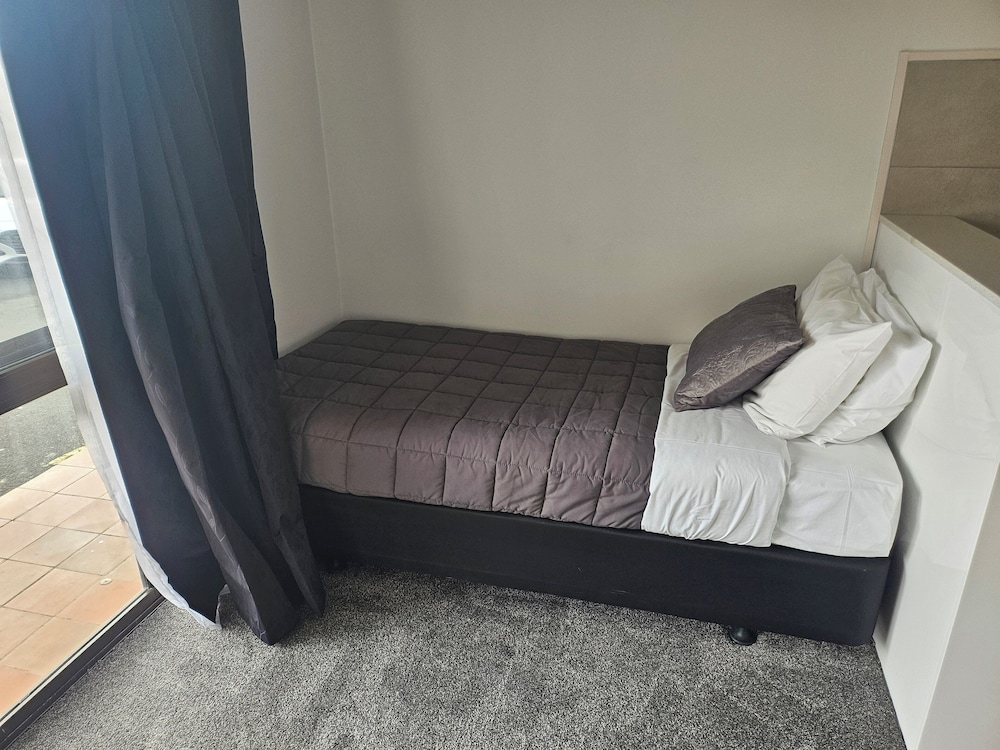 88 Wallace Court Motel 5/36