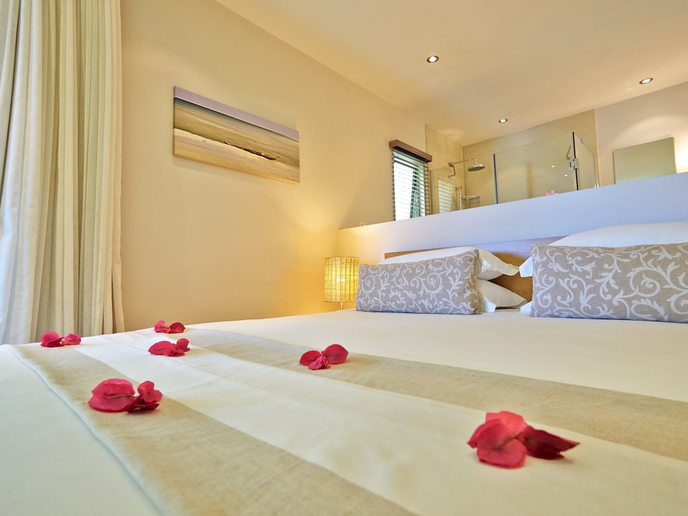 2 BEDROOMS, SUITE, BEACH FRONT