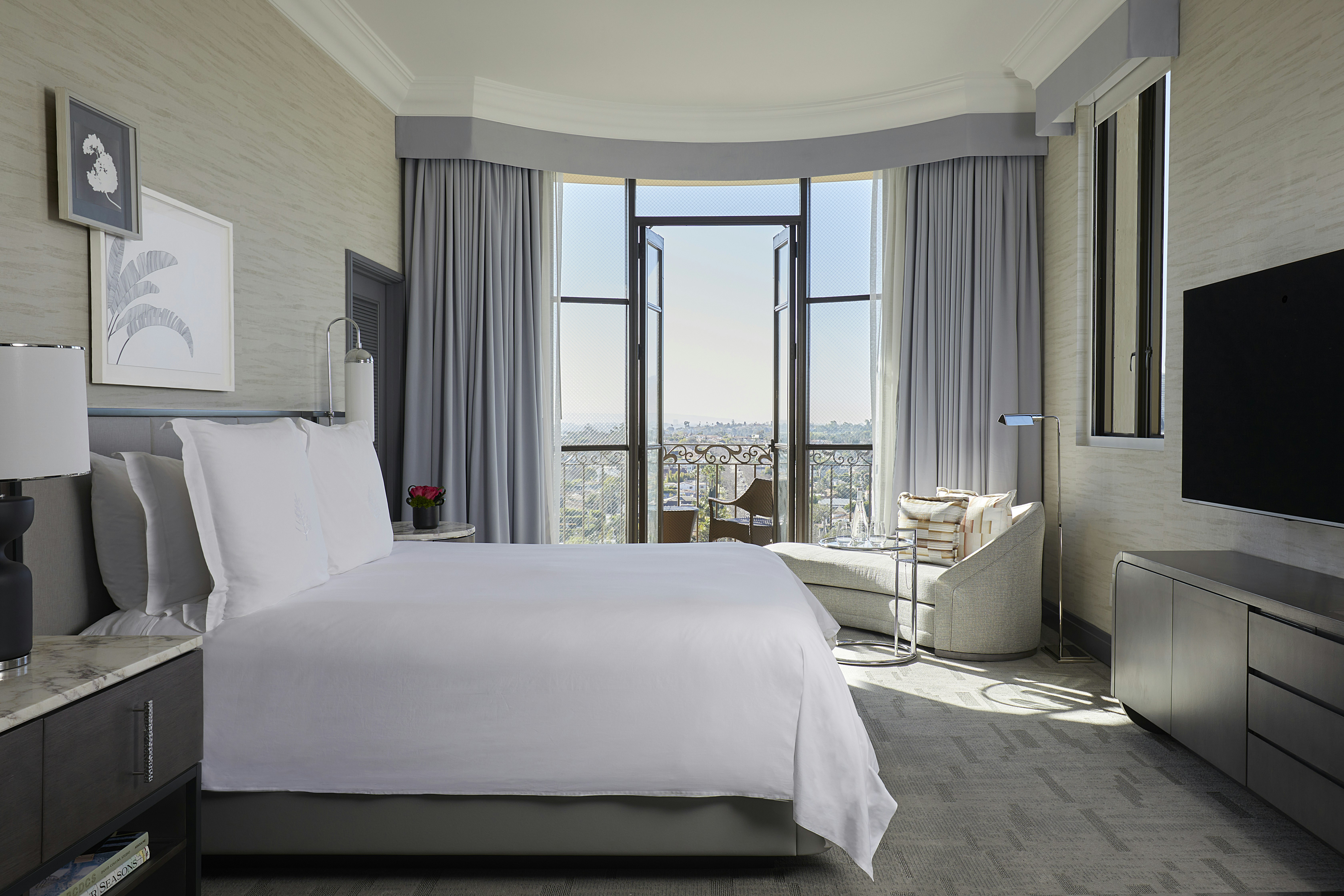 Beverly, Suite, King Bed, Corner, Accessible