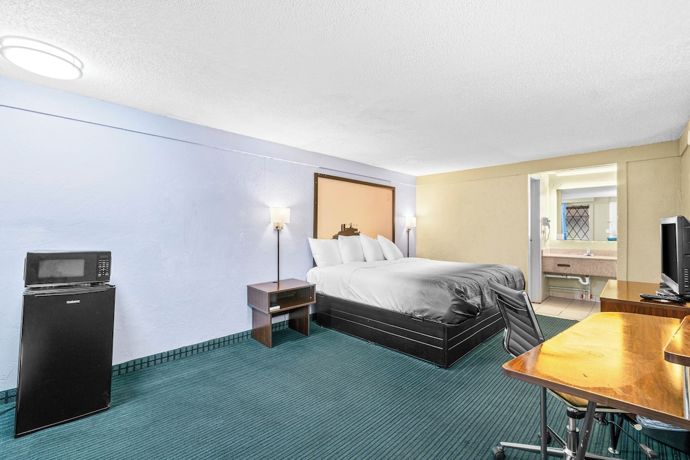 غرفة بسرير كينج، Super 8 By Wyndham Lantana West Palm Beach 7/10