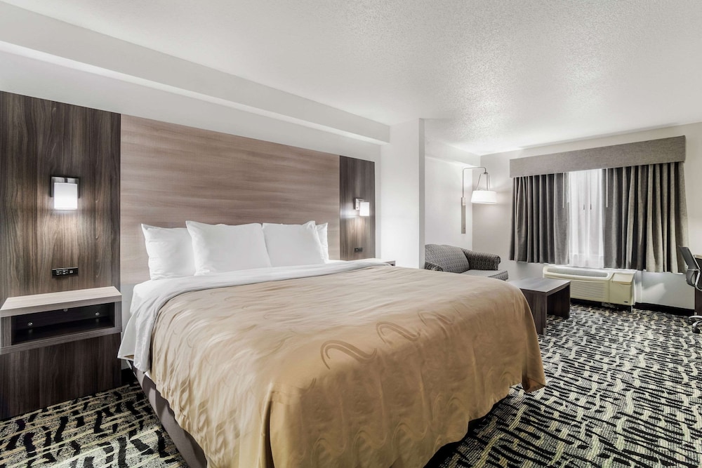 SUITE, KING BED