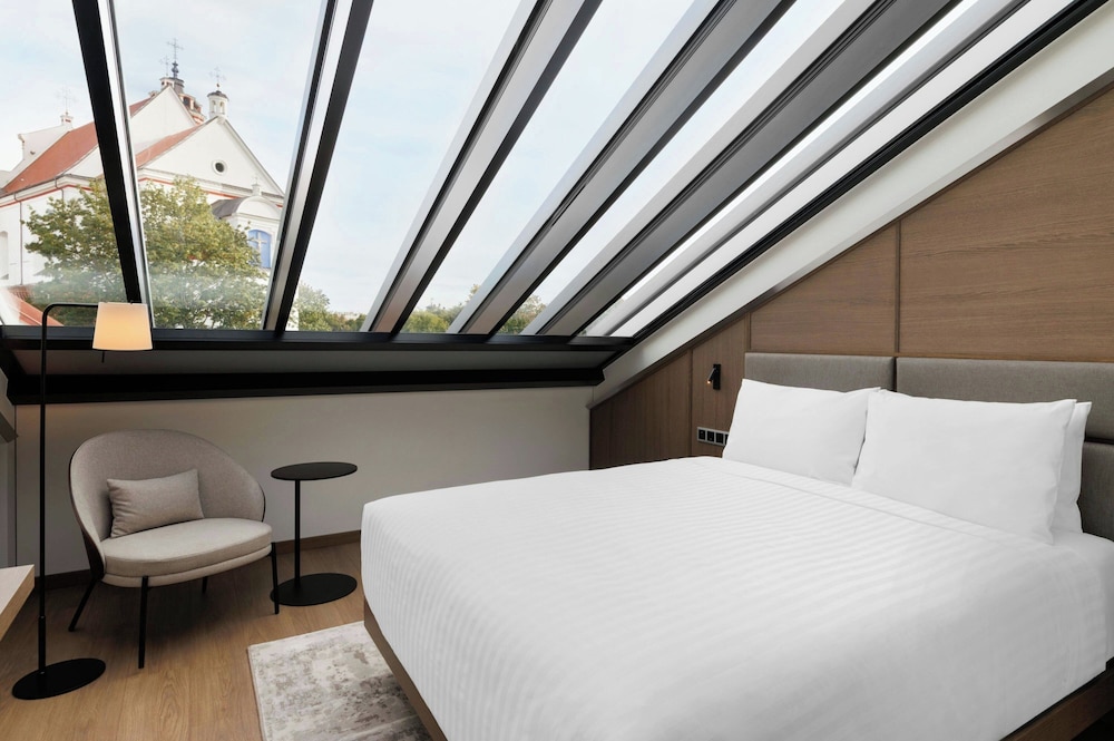 Guest Room, Queen Bed, Attic