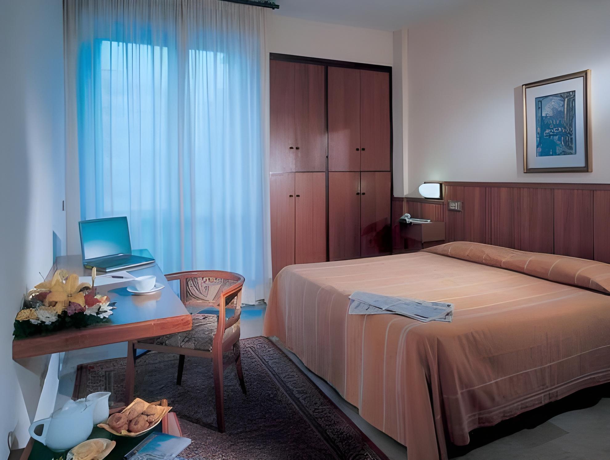 ROOM, TWIN BEDS