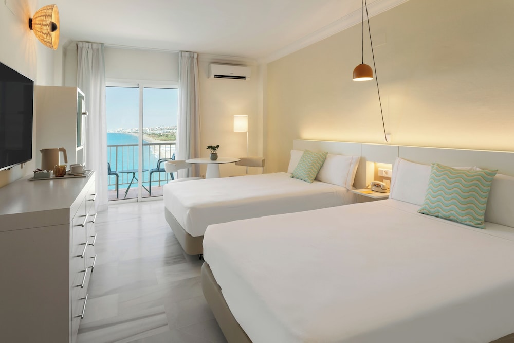 2 Bedrooms, Family, 4 Queen Beds, Sea Front