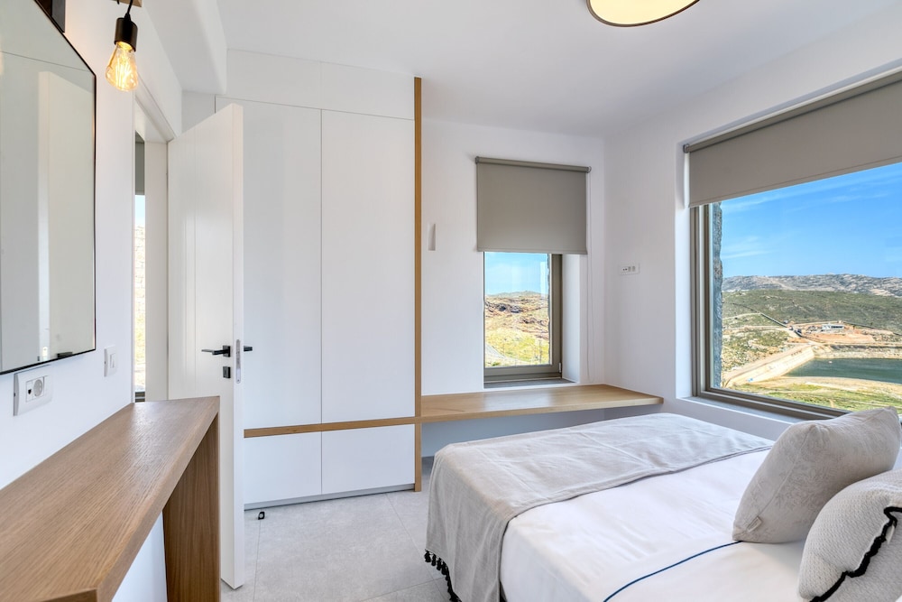 Panormos Bay Suites 12/48