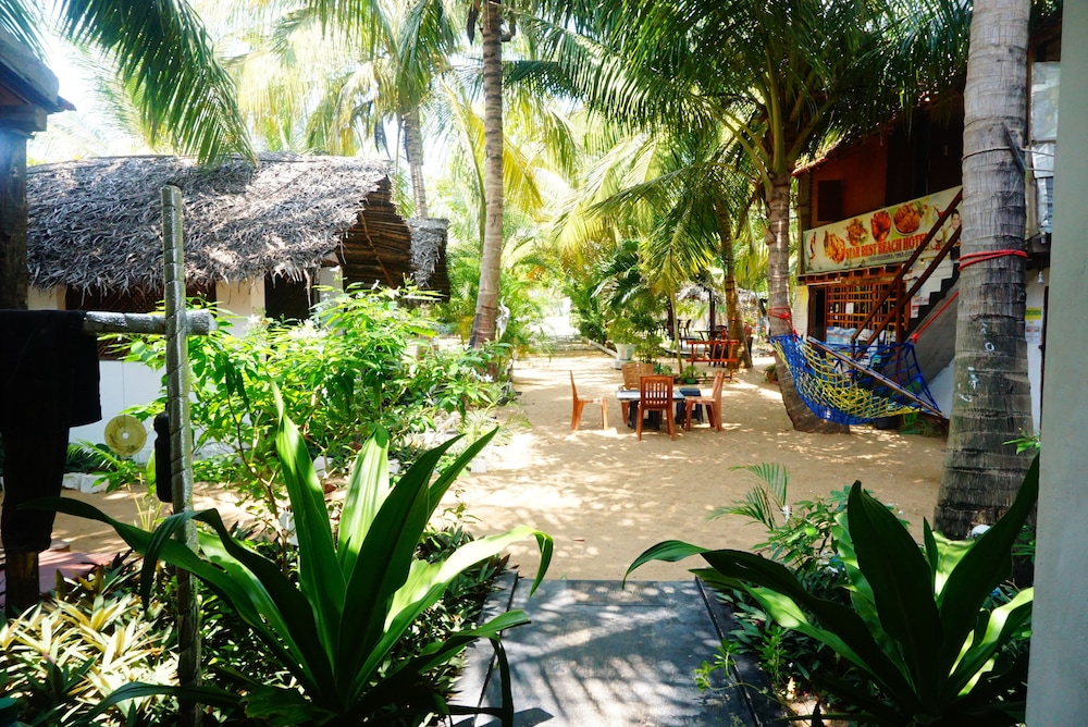 Star Rest Beach Hotel Arugambay 46/50