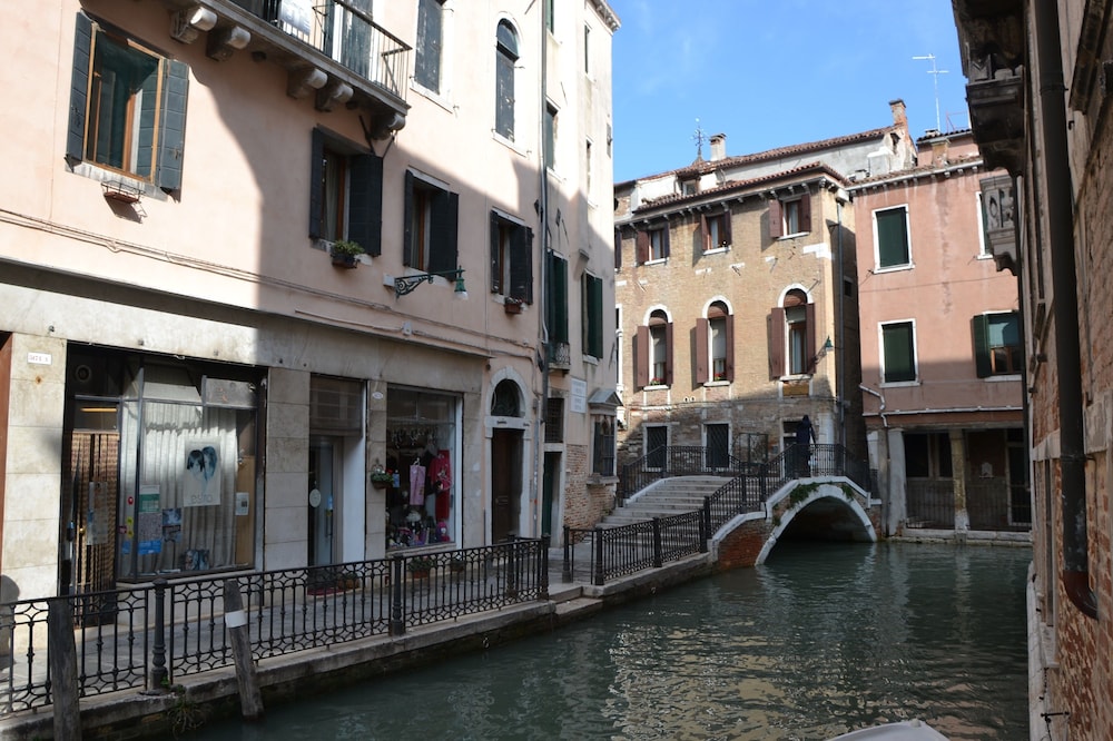 Charming Venice Apartments 72/78