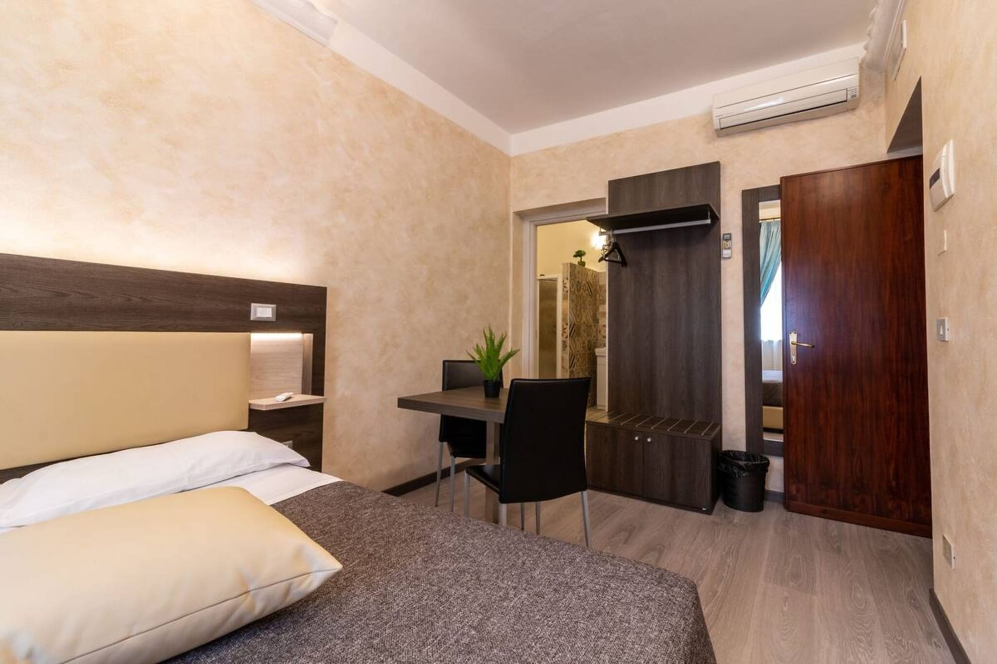 ROOM, SINGLE