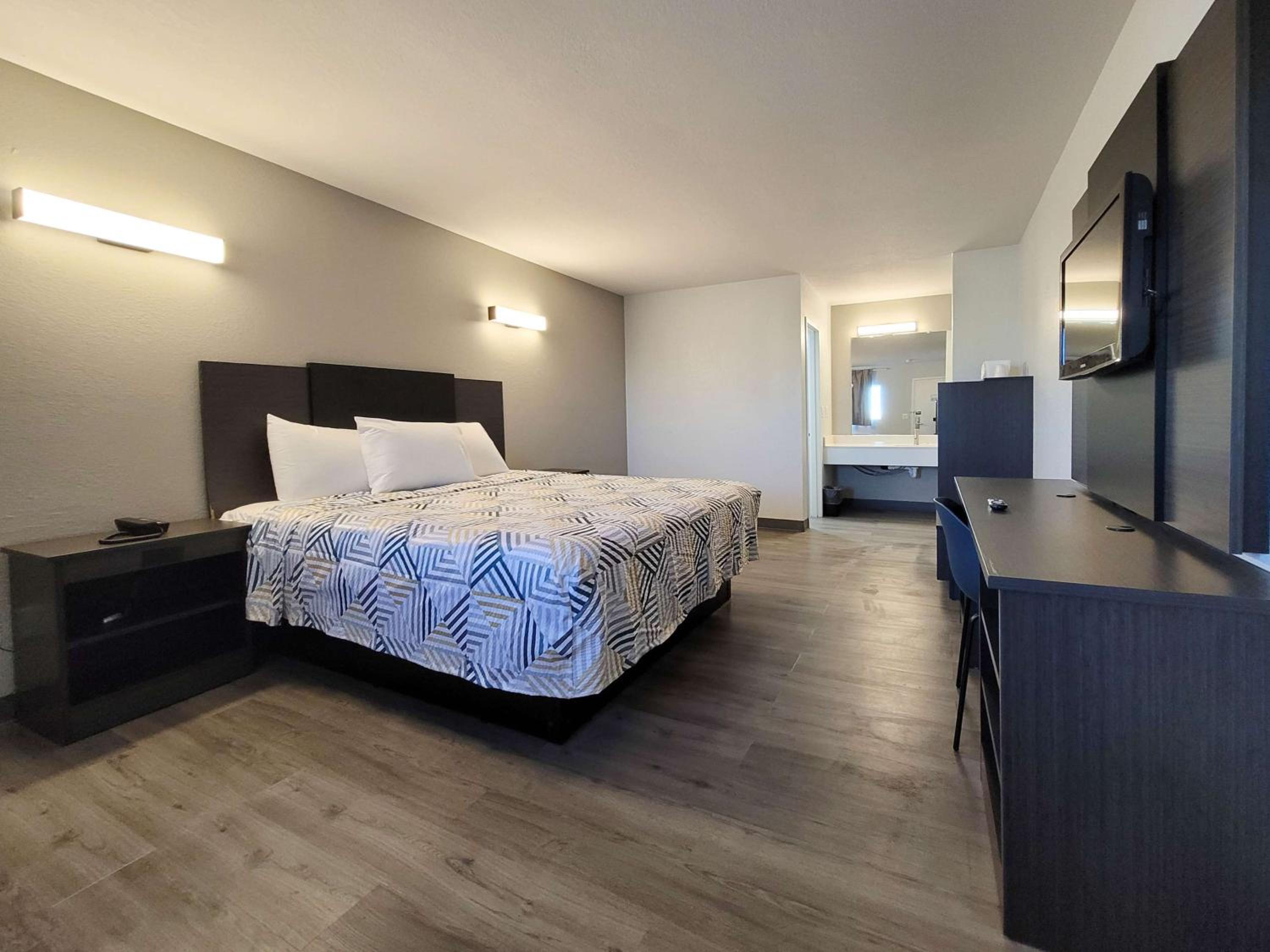 ROOM, KING BED