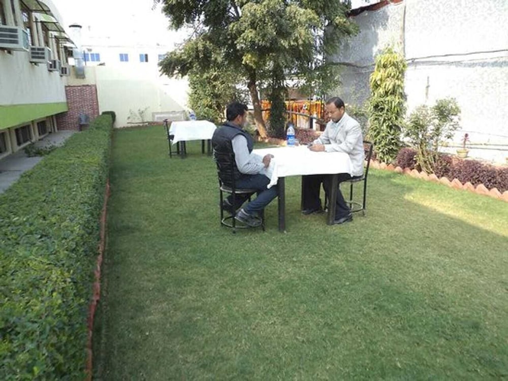 HOTEL AMBIKA PALACE 28/32