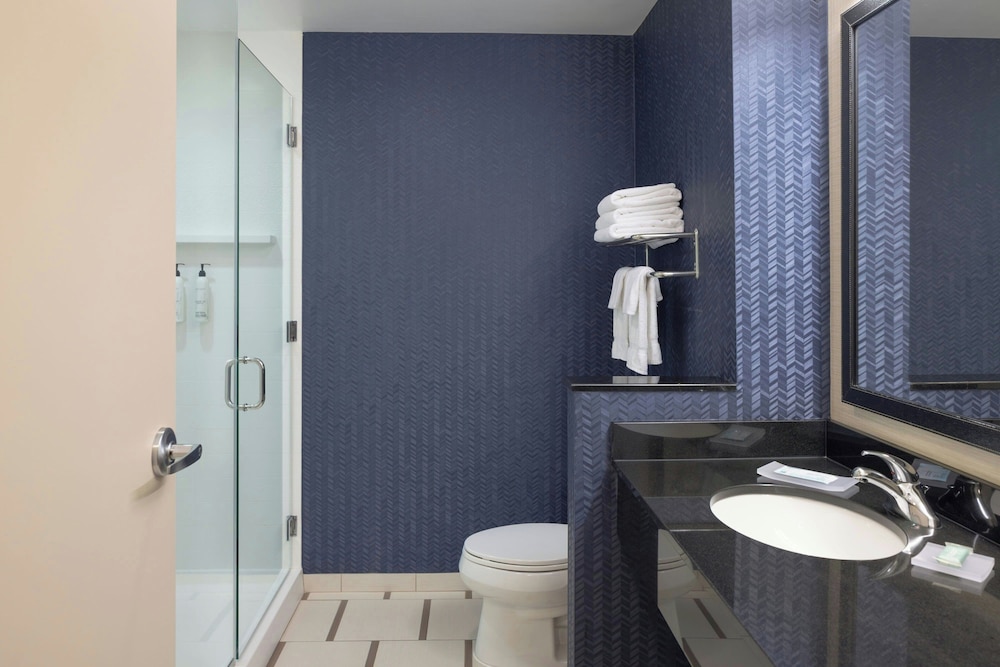 Fairfield Inn Suites Springfield Northampton Amherst 51/52