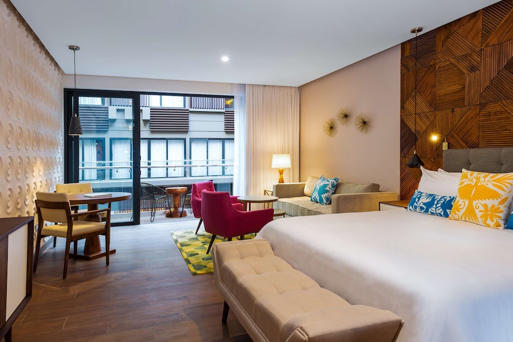 SUPERIOR, KING BED, COURTYARD VIEW