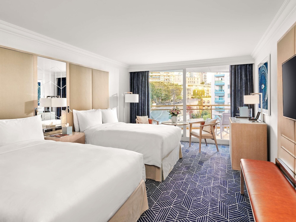 Hairpin, 2 Double Beds, City View