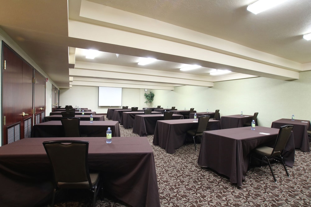 Oxford Suites Spokane Valley 56/64