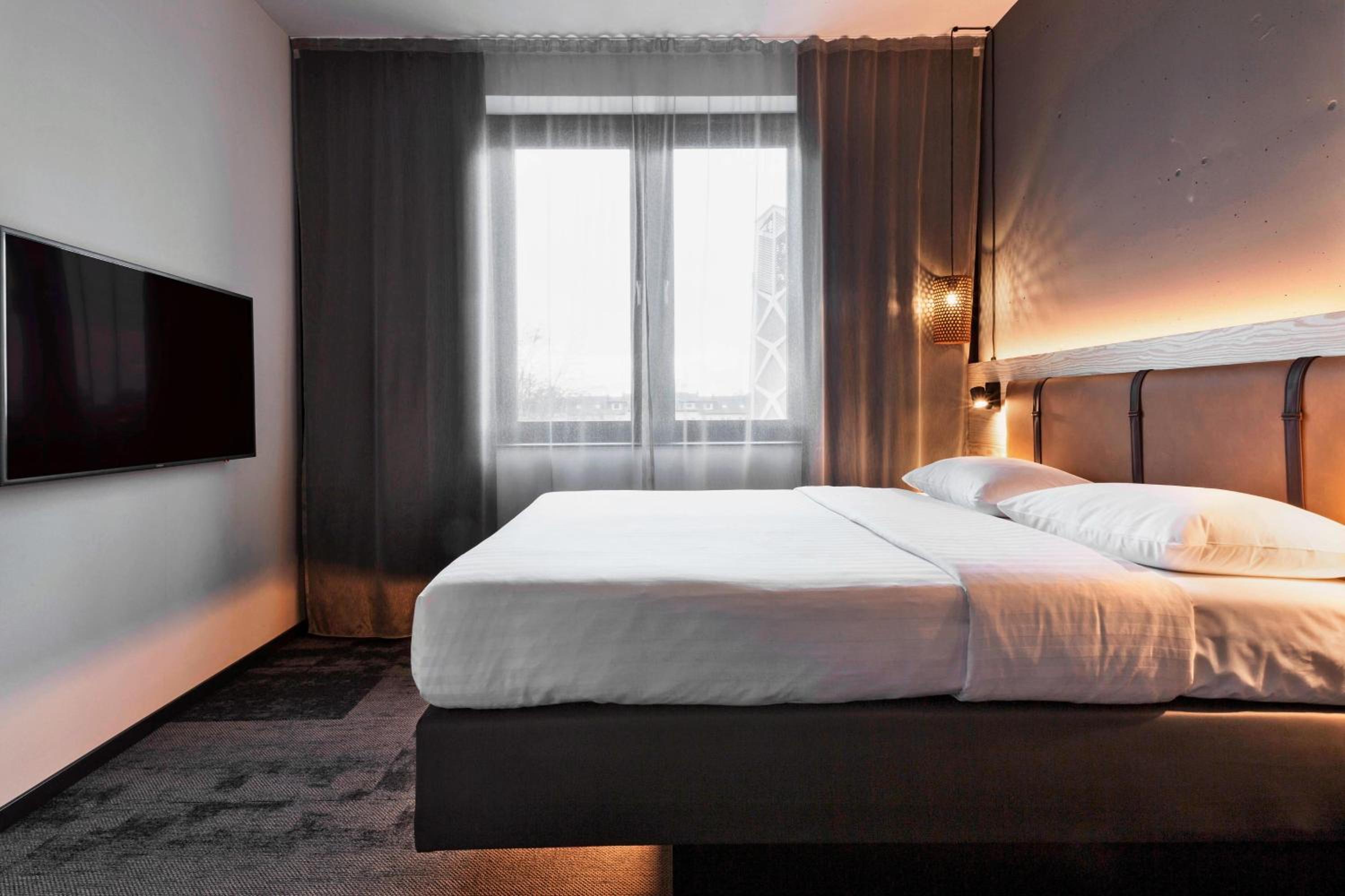 King Bed, Queen Bed