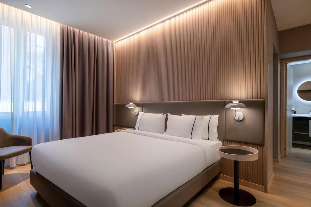 STANDARD, QUEEN BED