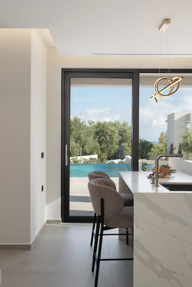 Kymothoe Elite Suites 16/97