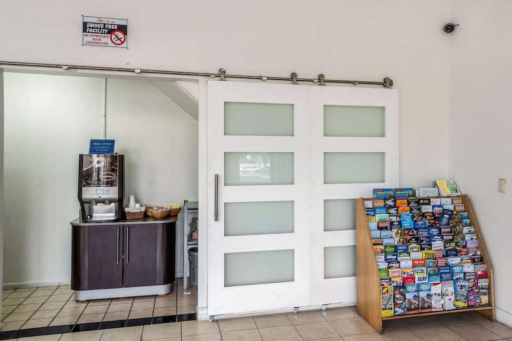 Motel6 Gardena, CA - South 18/25