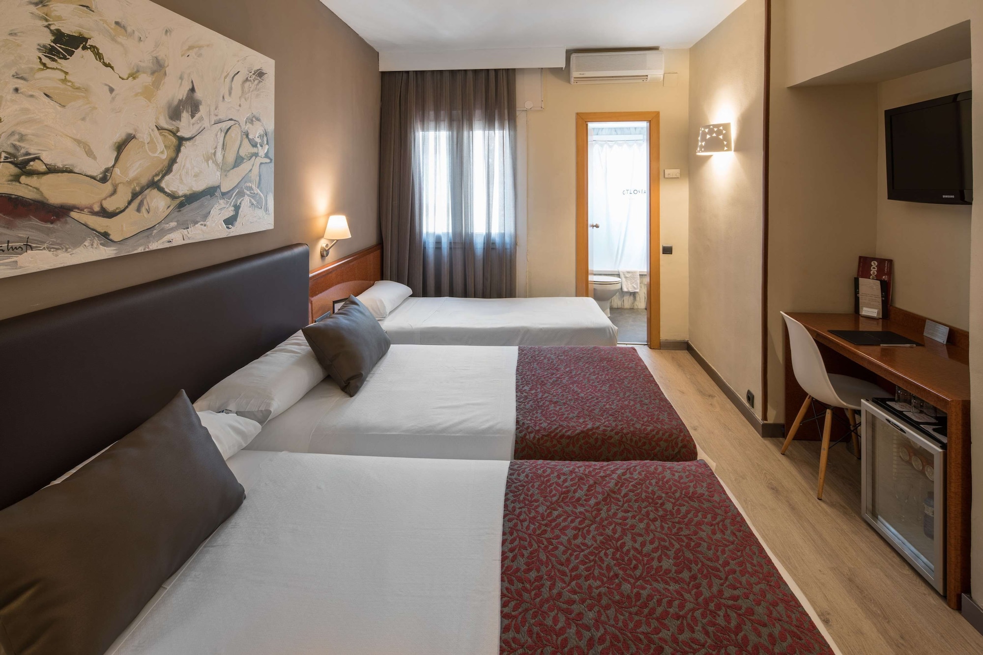 Room, Triple, 1 Double and 1 Single Bed, Catalonia Castellnou 4/10