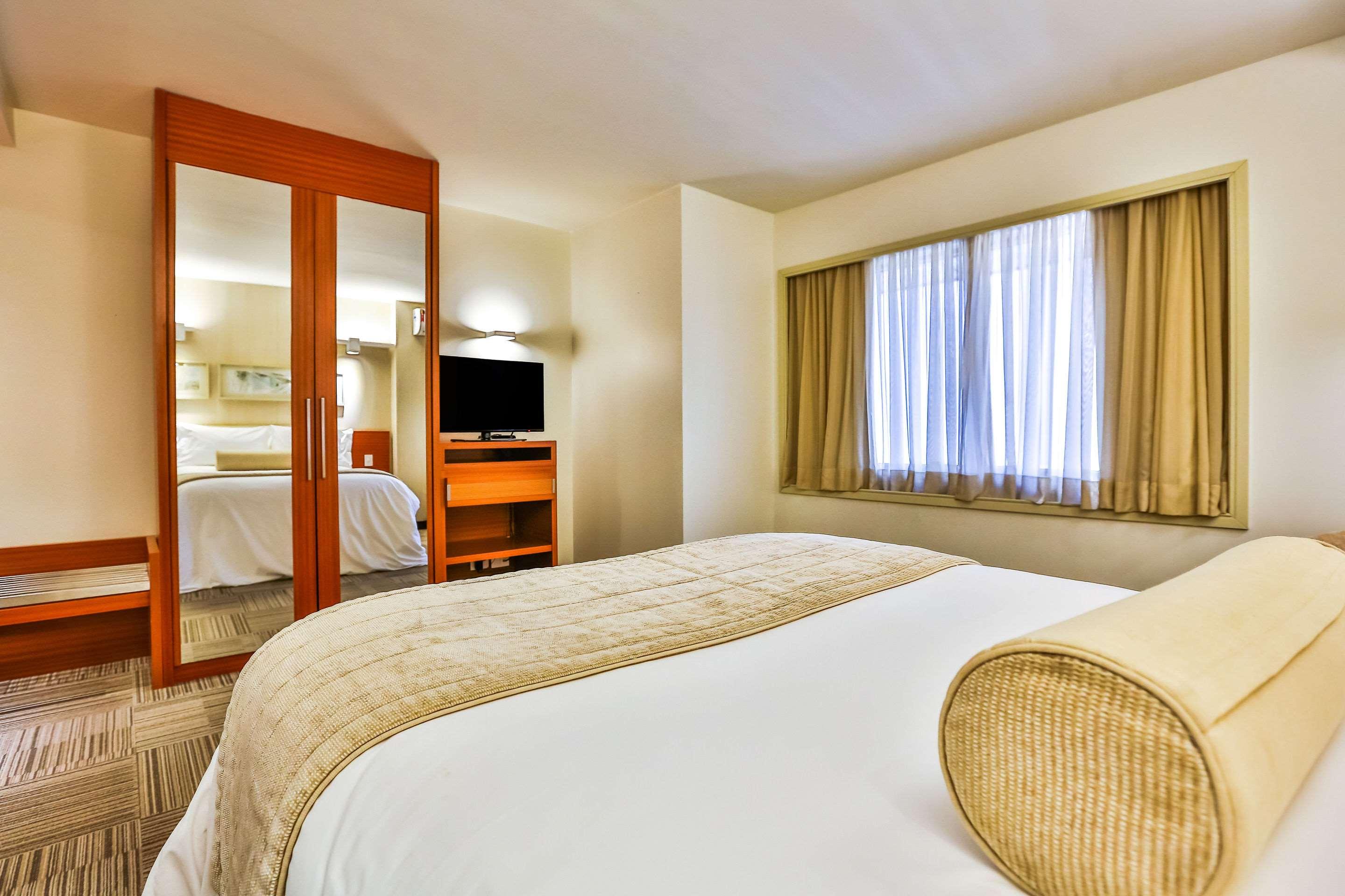 SUITE, QUEEN BED
