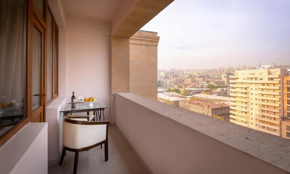 Hotel 14th Floor 41/41