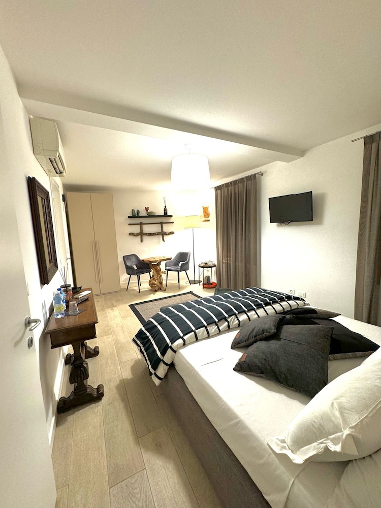 DELUXE, DOUBLE BED, CANAL VIEW