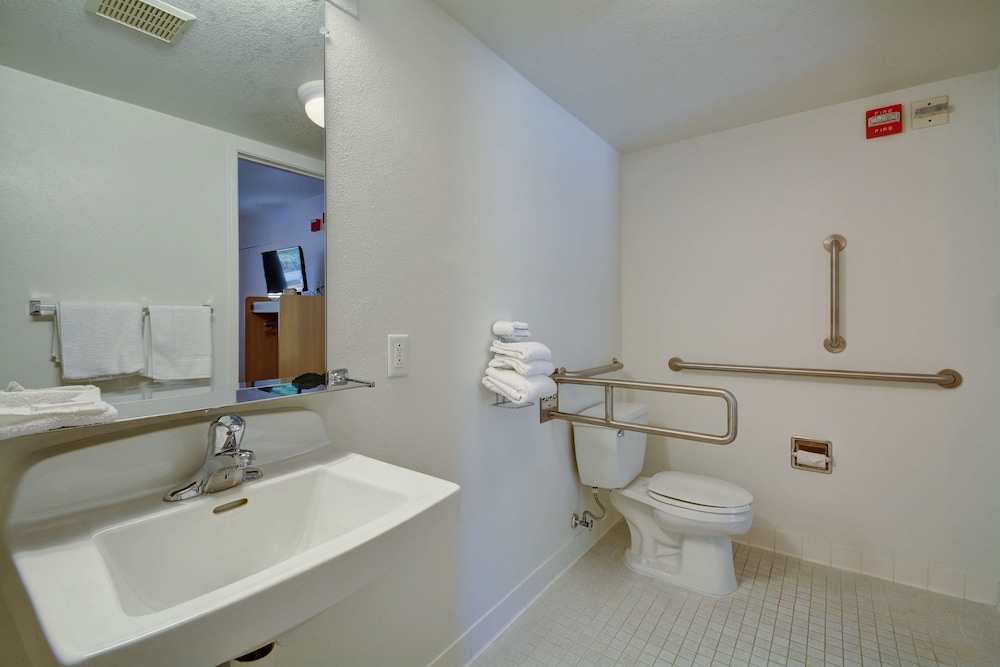 Motel6 Windsor Locks, CT - Hartford 60/66