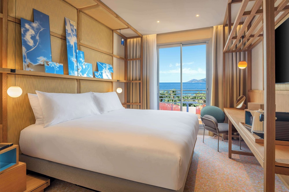 DELUXE, TWIN BEDS, SEA VIEW