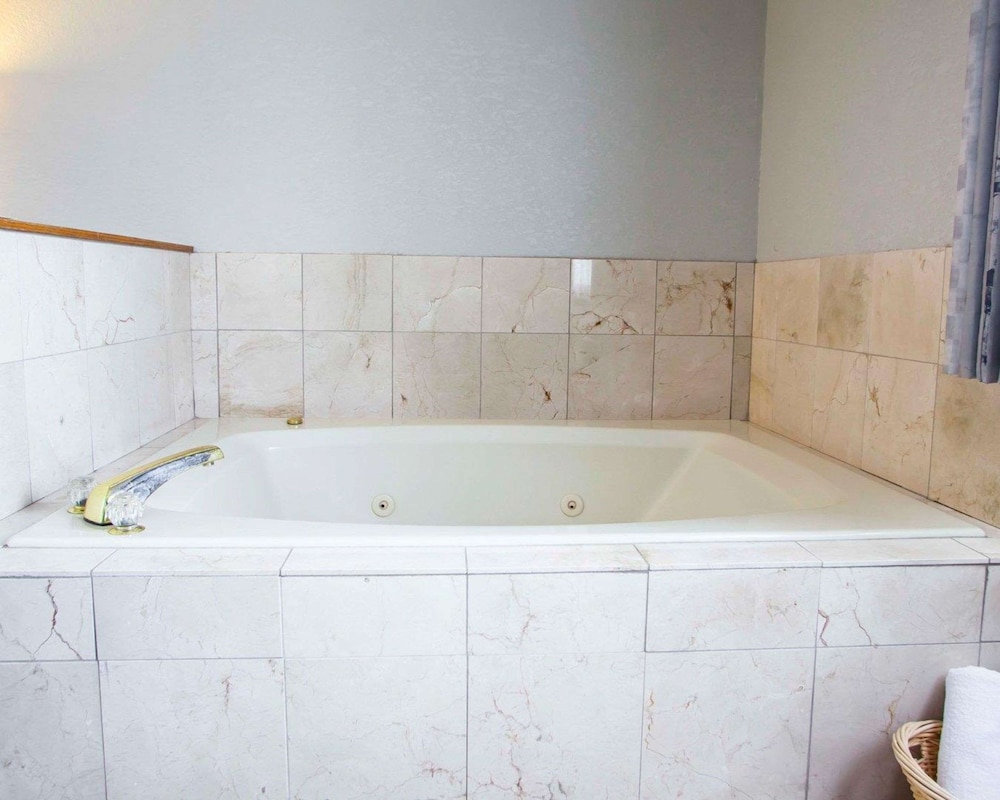 Quality Inn & Suites Ankeny-Des Moines 18/43