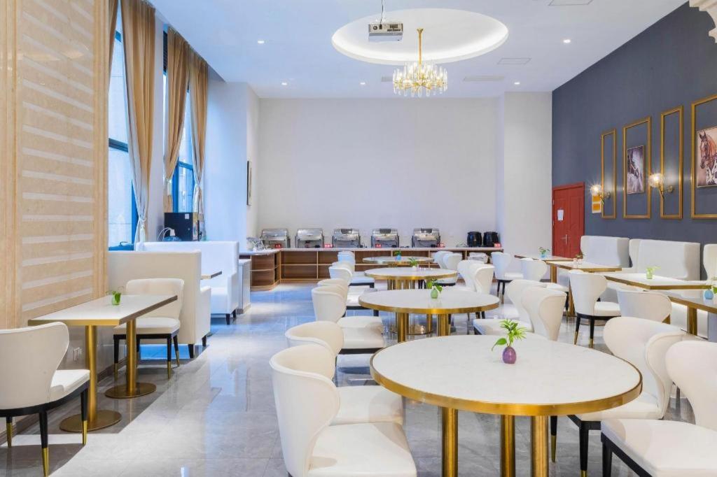 Vienna International Hotel (Shanghai Hongqiao National Exhibition and Convention Center Caobao Road) 45/47