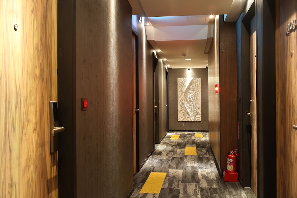 Micro Hotel 25/27
