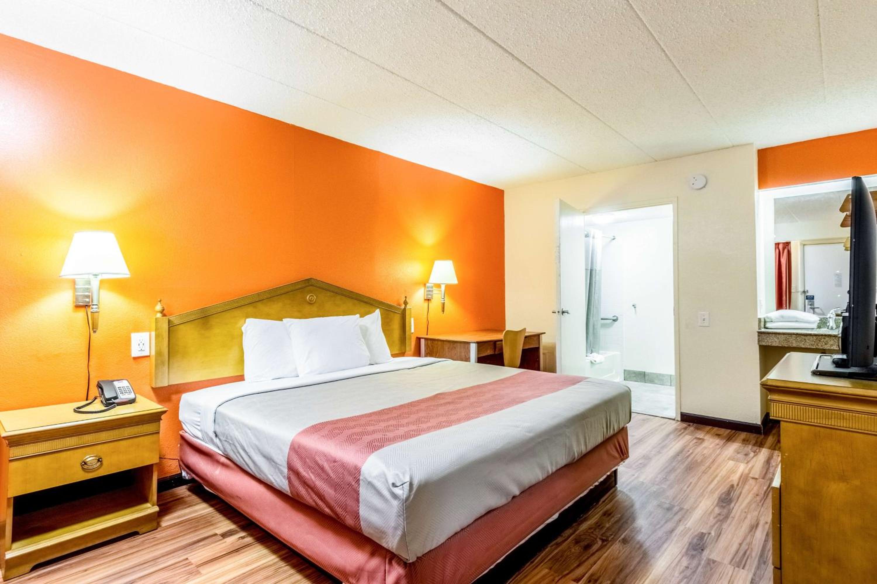 1 King Bed - Smoking, Motel6 Grove City, OH 8/10