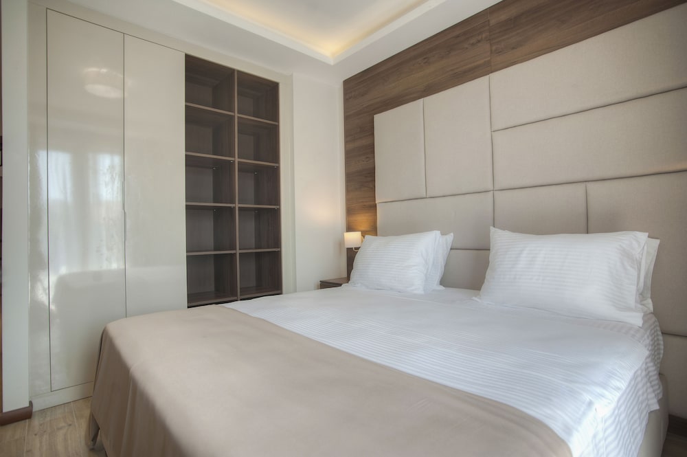 ROOM, DOUBLE BED