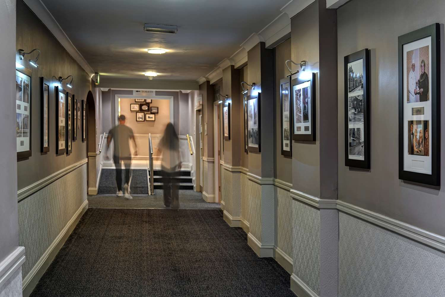 Manchester Altrincham Cresta Court Hotel 1/18