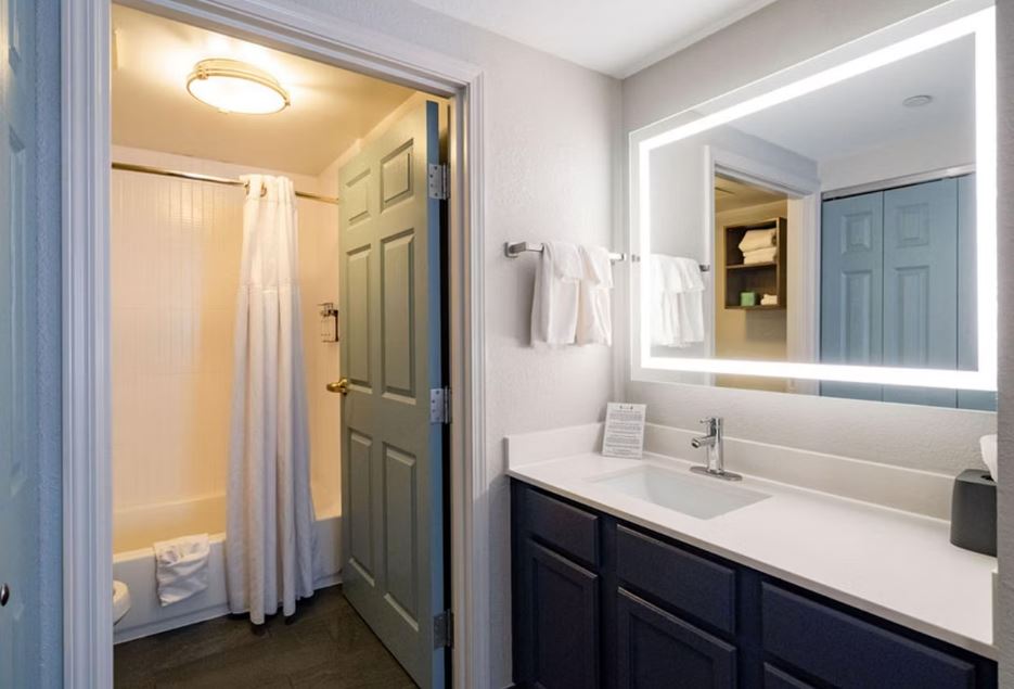 غرفة بسريرين مزدوجين وسرير كينج بغرفتي نوم بمطبخ، Staybridge Suites Jackson 3/4