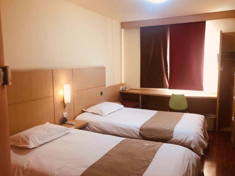 ROOM, TWIN BEDS