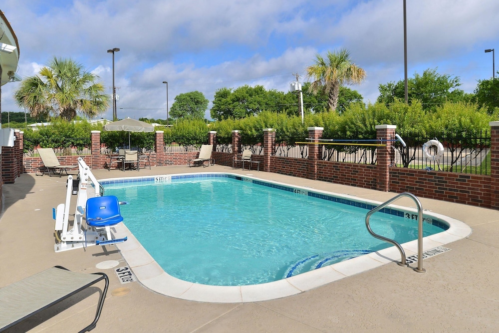 Comfort Inn and Suites Mexia, TX 34/59