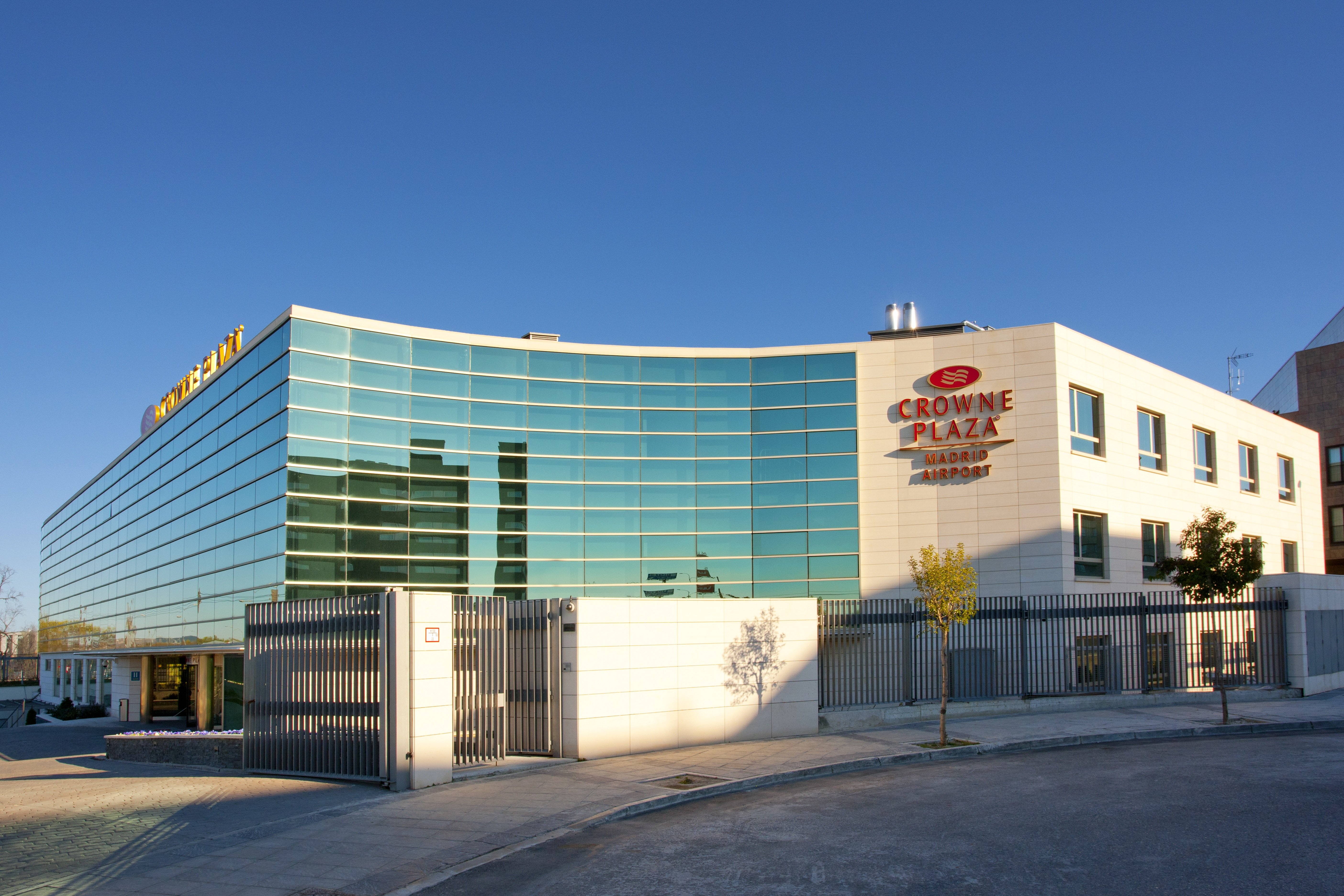 Crowne Plaza Madrid Airport Hotel 68/76