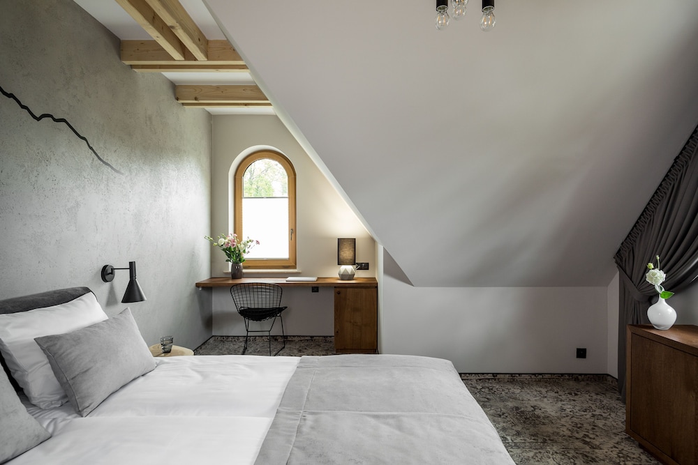 DELUXE, DOUBLE BED