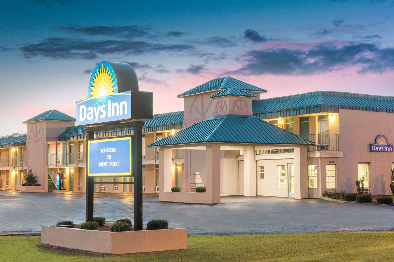 Days Inn By Wyndham West Point 3/6